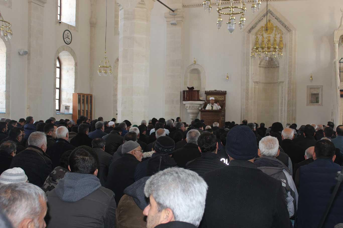 Cuma hutbesinde Allah ile kul arasındaki bağa işaret edildi Cuma hutbesinde Allah ile kul arasındaki bağa işaret edildi